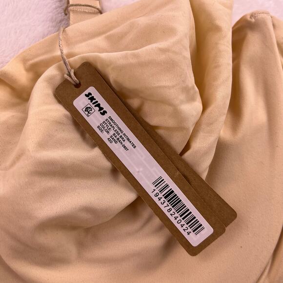 Skims smoothing unlined nude bra 42D, LIGHT STAIN PICTURED - Picture 4 of 4